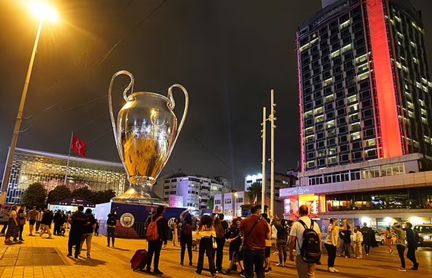 Hàng ngàn người hâm mộ Manchester City đổ về Istanbul  - Bóng Đá