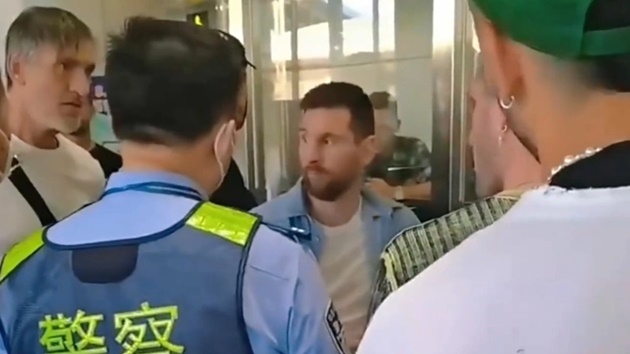 Lionel Messi stopped at Beijing airport and surrounded by border guards over passport problems - Bóng Đá