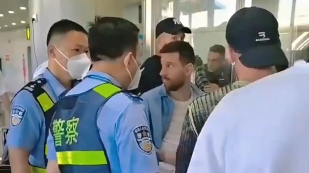 Lionel Messi stopped at Beijing airport and surrounded by border guards over passport problems - Bóng Đá