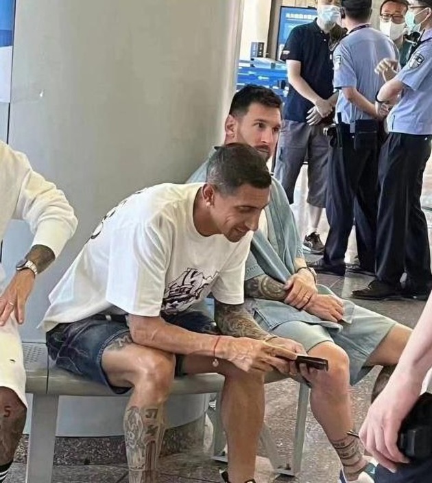 Lionel Messi stopped at Beijing airport and surrounded by border guards over passport problems - Bóng Đá