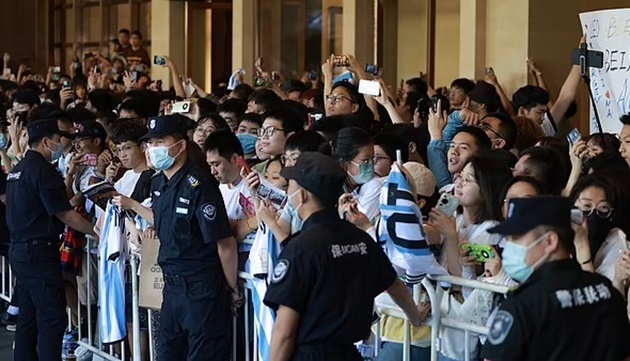 Lionel Messi stopped at Beijing airport and surrounded by border guards over passport problems - Bóng Đá