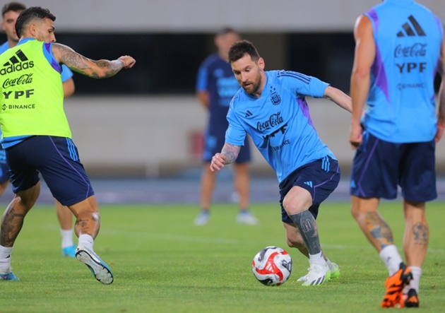 Lionel Messi stopped at Beijing airport and surrounded by border guards over passport problems - Bóng Đá