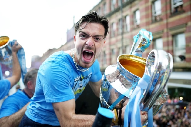 Hilarious moment Man City hero Jack Grealish is carried by Kyle Walker - Bóng Đá