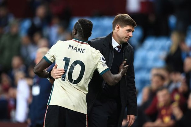 Đến Ả Rập, Mane đứng chung chiến tuyến với Gerrard