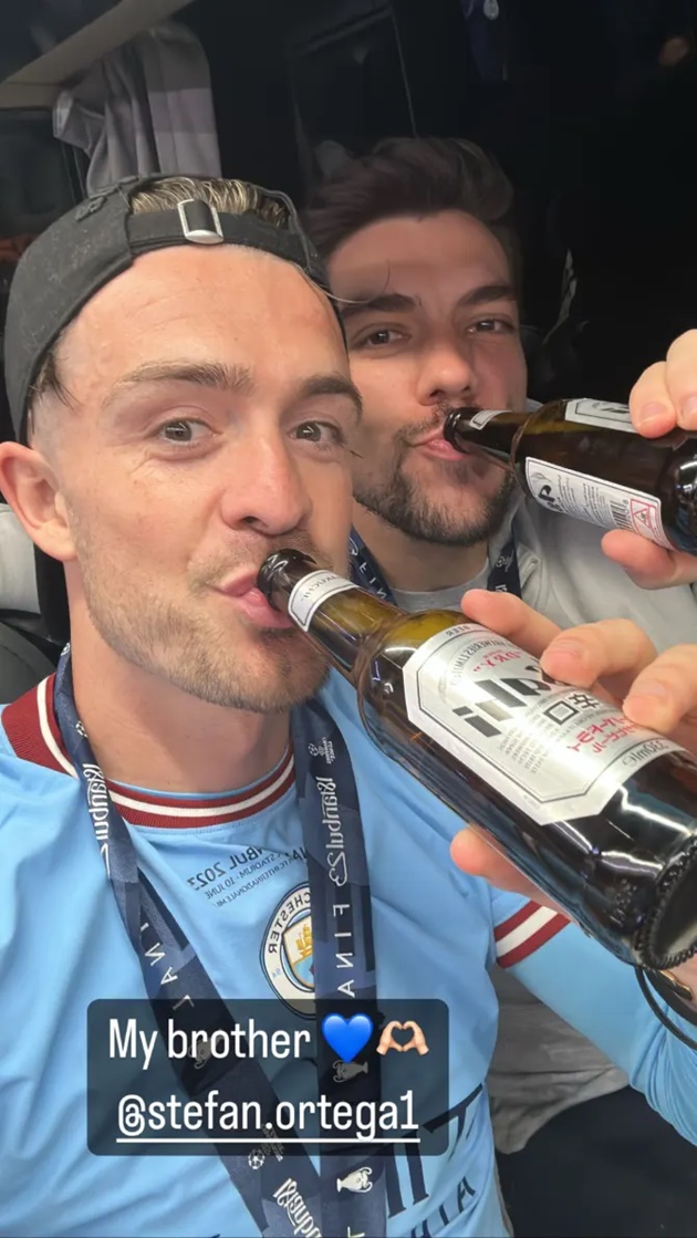 Hilarious moment Man City hero Jack Grealish is carried by Kyle Walker - Bóng Đá