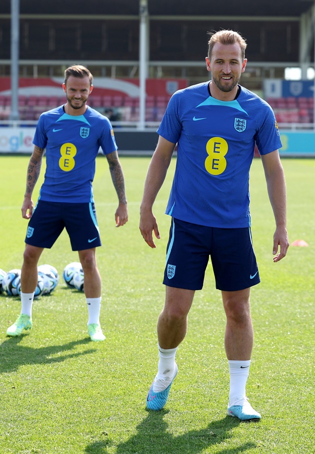 Harry Kane gifts commemorative plaques to his England team-mates - Bóng Đá