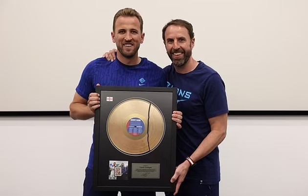 Harry Kane gifts commemorative plaques to his England team-mates - Bóng Đá