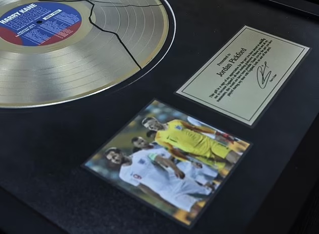 Harry Kane gifts commemorative plaques to his England team-mates - Bóng Đá