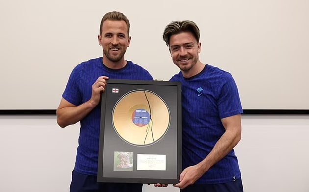 Harry Kane gifts commemorative plaques to his England team-mates - Bóng Đá