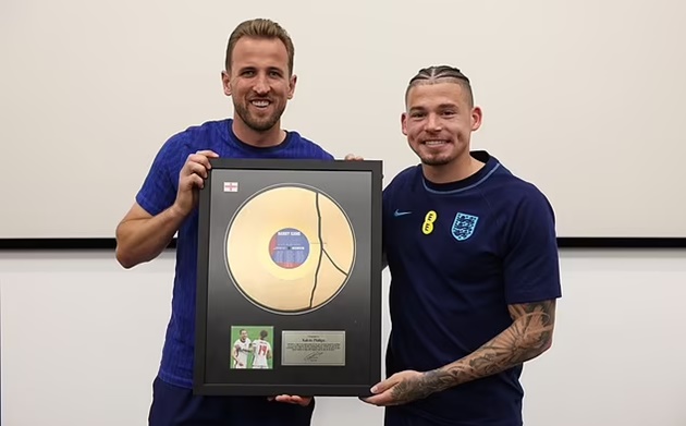 Harry Kane gifts commemorative plaques to his England team-mates - Bóng Đá
