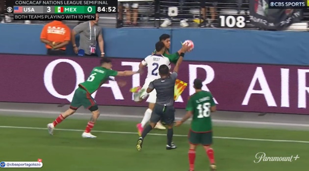 USA vs Mexico CHAOS as four are sent off - Bóng Đá