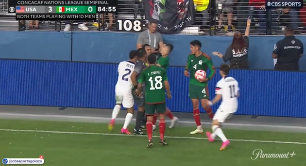 USA vs Mexico CHAOS as four are sent off - Bóng Đá