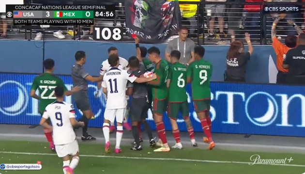 USA vs Mexico CHAOS as four are sent off - Bóng Đá