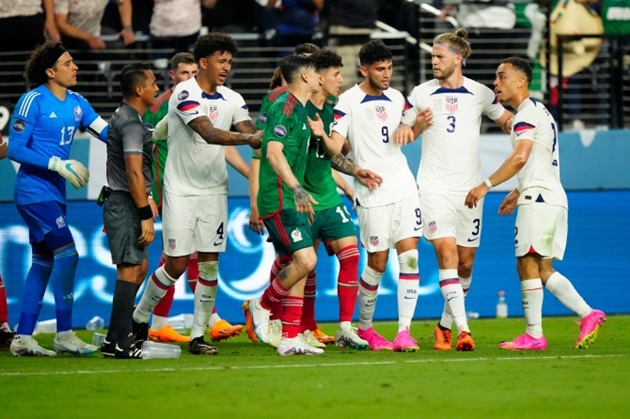 USA vs Mexico CHAOS as four are sent off - Bóng Đá