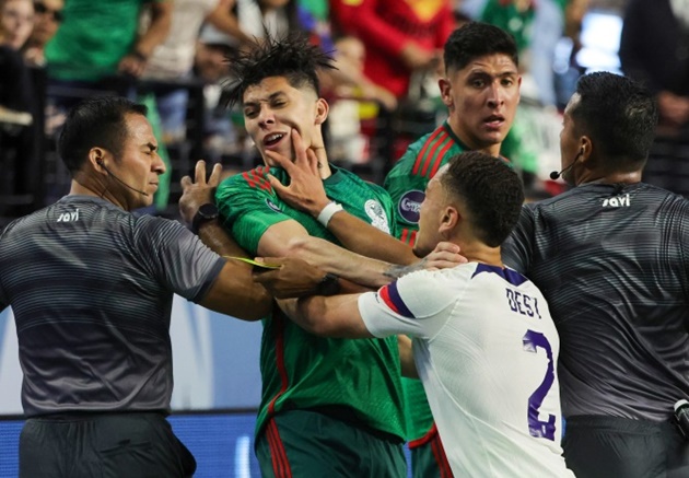 USA vs Mexico CHAOS as four are sent off - Bóng Đá