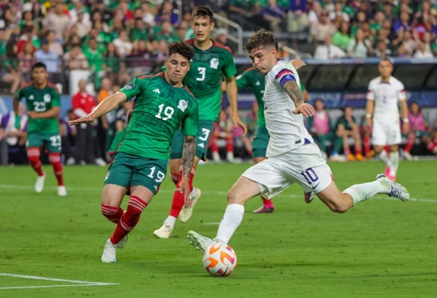 USA vs Mexico CHAOS as four are sent off - Bóng Đá