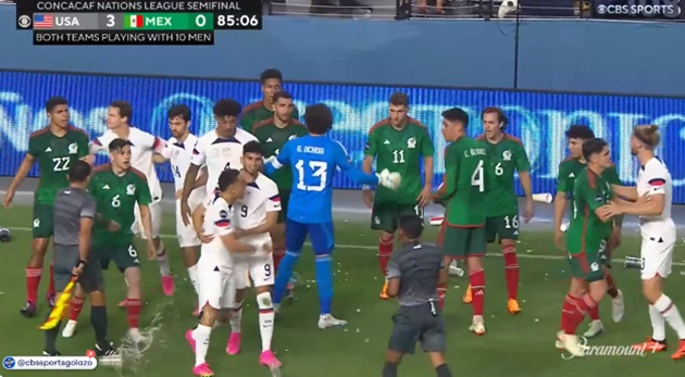 USA vs Mexico CHAOS as four are sent off - Bóng Đá