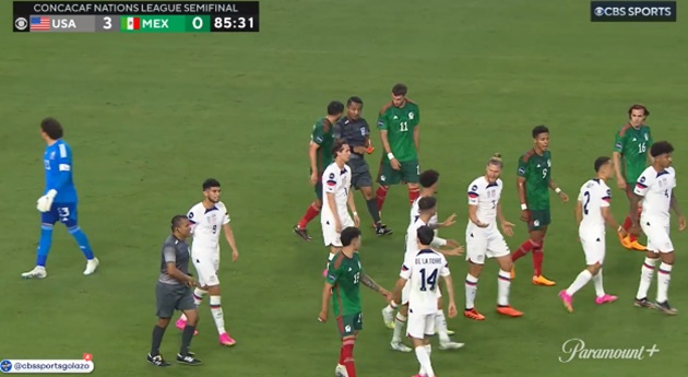 USA vs Mexico CHAOS as four are sent off - Bóng Đá