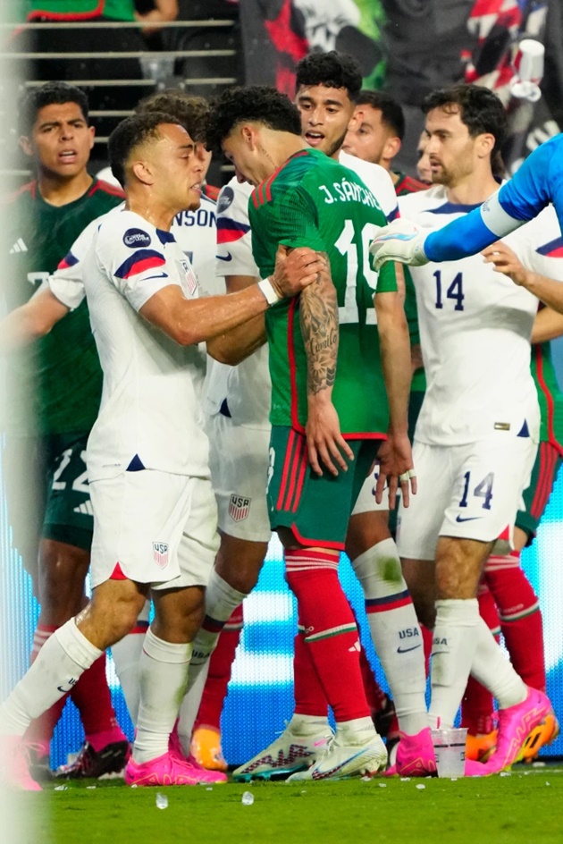 USA vs Mexico CHAOS as four are sent off - Bóng Đá