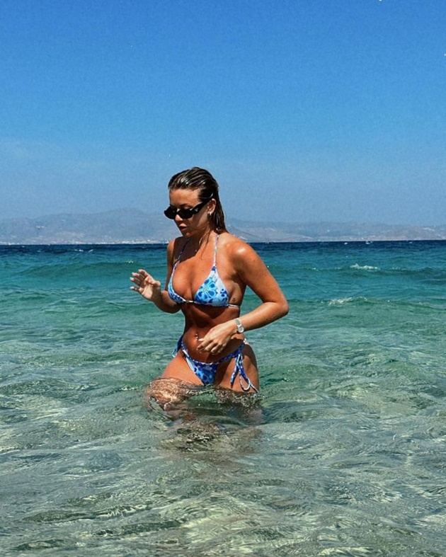 Alan Shearer’s stunning daughter Hollie told she’s ‘FIRE’ by fans as she takes a dip in tiny bikini - Bóng Đá