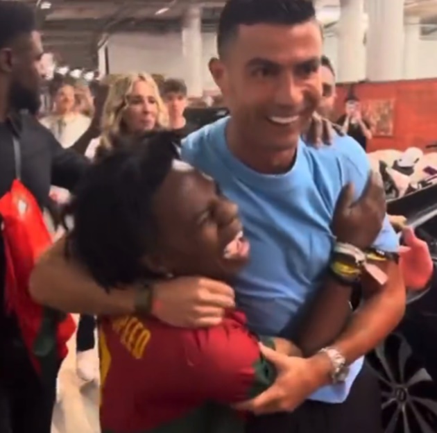 Speed collapses in shock as he FINALLY meets his hero Cristiano Ronaldo - Bóng Đá