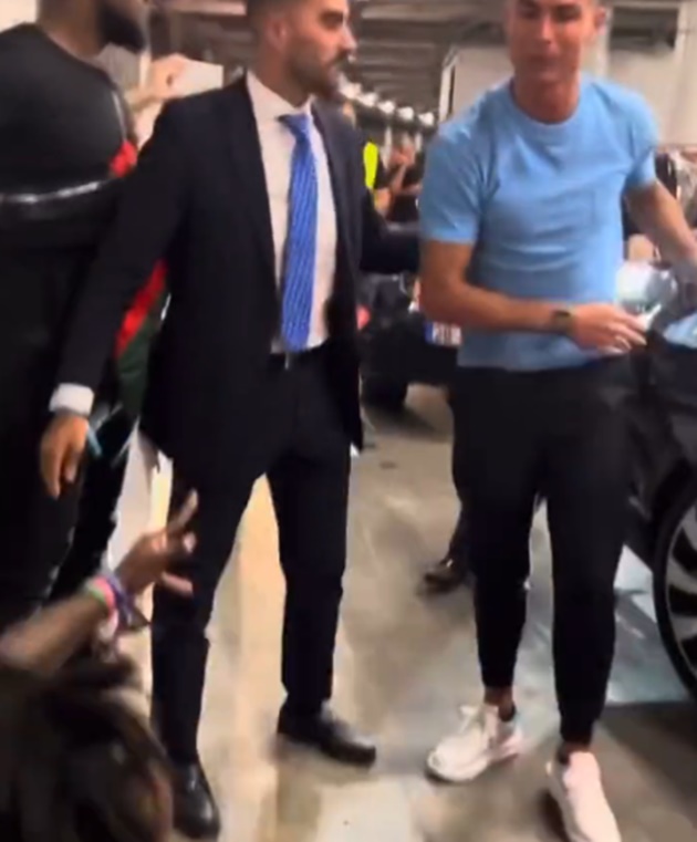 Speed collapses in shock as he FINALLY meets his hero Cristiano Ronaldo - Bóng Đá