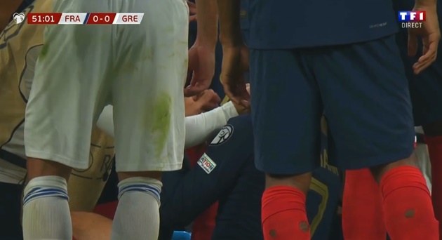 Forgotten ex-Arsenal star leaves Griezmann covered in blood with wild boot to face in France clash - Bóng Đá