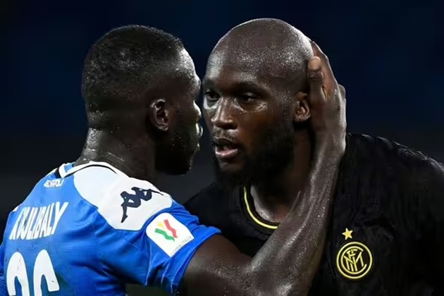 Chưa thi đấu cùng nhau tại Chelsea nhưng Koulibaly từng đối đầu Lukaku tại Serie A.