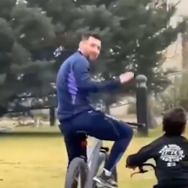 Watch Lionel Messi enjoy bike ride with wife Antonella and kids in Argentina - Bóng Đá