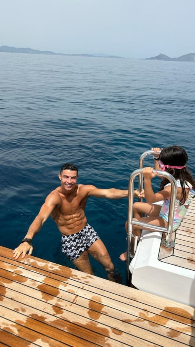 Georgina Rodriguez shows off peachy bum in barely-there bikini as she sizzles on £5.5m yacht with Cristiano Ronaldo - Bóng Đá