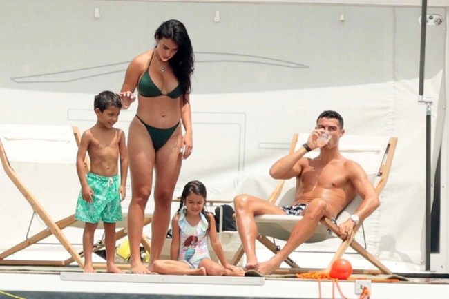 Georgina Rodriguez shows off peachy bum in barely-there bikini as she sizzles on £5.5m yacht with Cristiano Ronaldo - Bóng Đá
