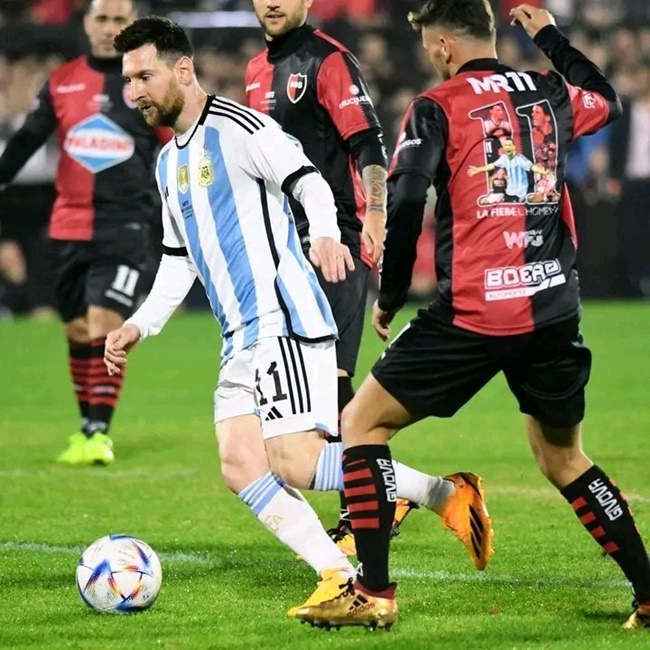 Lionel Messi gets insane reception from 42,000 fans in Rosario - Bóng Đá