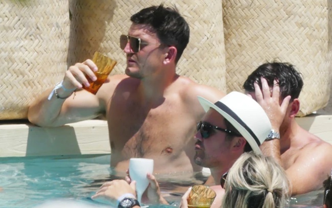 Harry Maguire relaxes in pool and sips from glass with wife Fern - Bóng Đá
