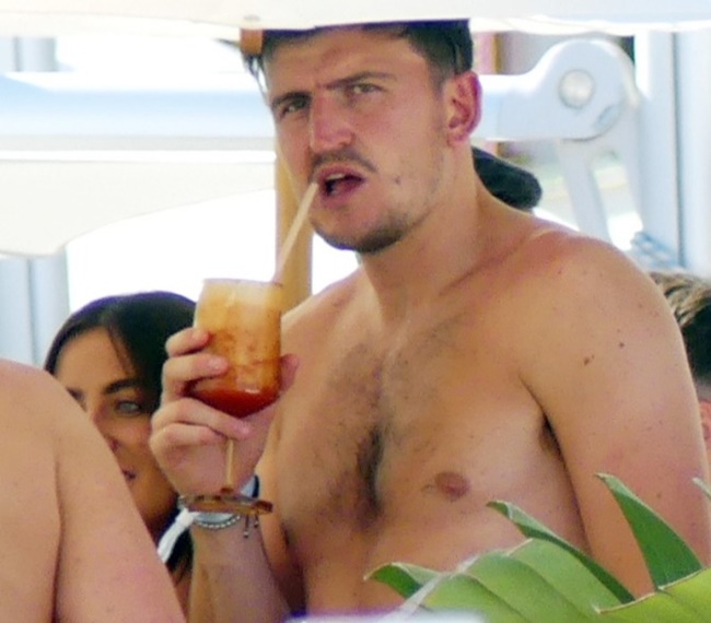 Harry Maguire relaxes in pool and sips from glass with wife Fern - Bóng Đá