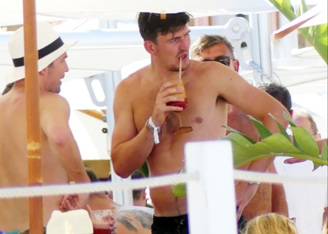 Harry Maguire relaxes in pool and sips from glass with wife Fern - Bóng Đá