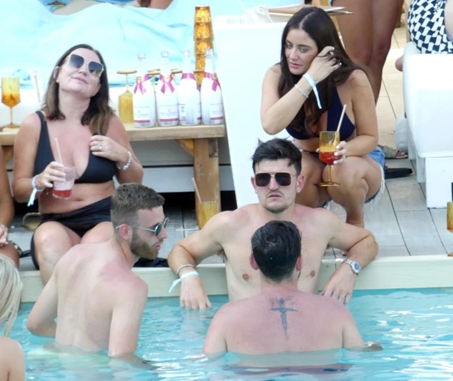 Harry Maguire relaxes in pool and sips from glass with wife Fern - Bóng Đá