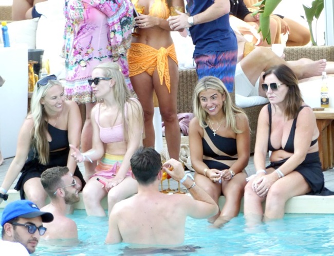 Harry Maguire relaxes in pool and sips from glass with wife Fern - Bóng Đá