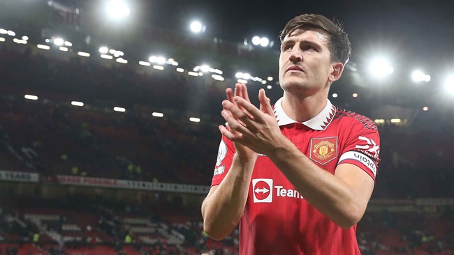 Harry Maguire relaxes in pool and sips from glass with wife Fern - Bóng Đá