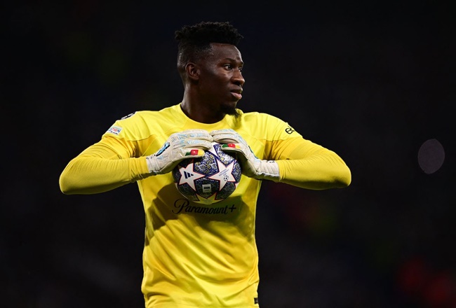 Man Utd fans say Onana is ‘better than Weghorst’ as keeper transfer target burns defender and scores goal in training - Bóng Đá