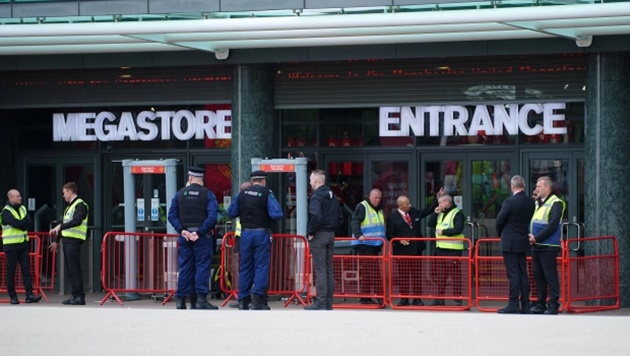 Angry fans hijack announcement by blocking shop entrance in Glazers protest - Bóng Đá