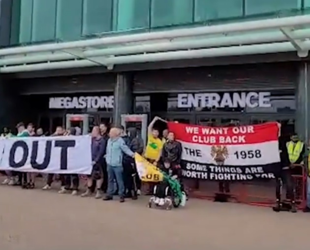 Angry fans hijack announcement by blocking shop entrance in Glazers protest - Bóng Đá