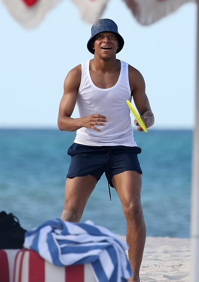 Kylian Mbappe plays beach paddle tennis on holiday in Miami - Bóng Đá