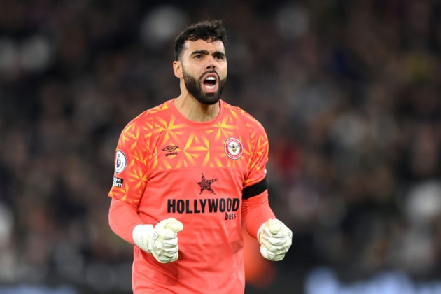 Raya đã chứng minh đẳng cấp tại Premier League nhưng Brentford muốn 40 triệu bảng cho thủ thành còn 1 năm hợp đồng.