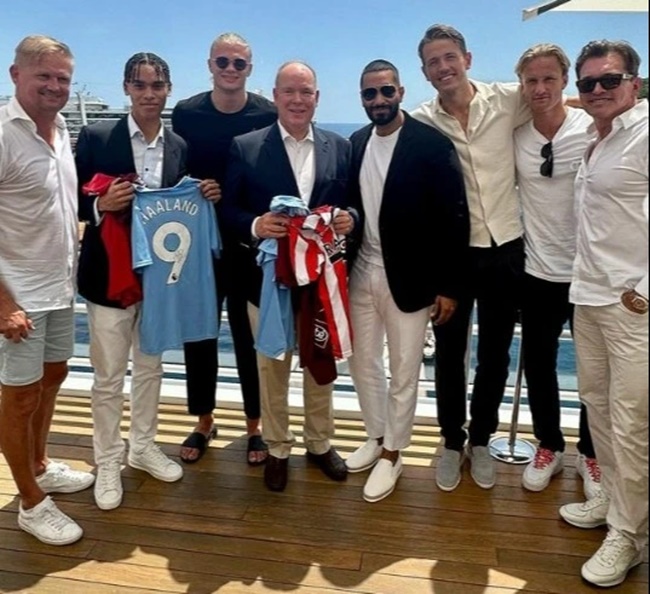 Erling Haaland say sưa trong câu lạc bộ sau khi thư giãn trên du thuyền và ăn trưa với Hoàng tử Albert ở Monaco - Bóng Đá