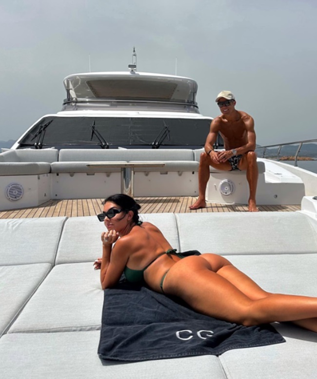 Georgina Rodriguez puts on busty display in low-cut pink dress while cosying up to topless Cristiano Ronaldo on yacht - Bóng Đá