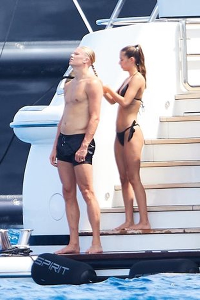 Erling Haaland and girlfriend Isabel Johansen make a splash on well-earned summer break - Bóng Đá