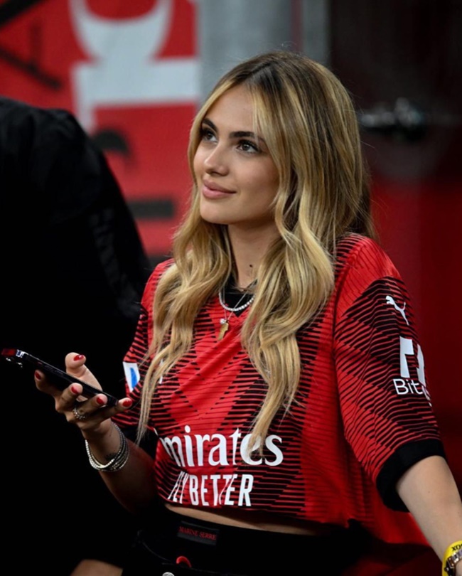 Sandro Tonali’s stunning girlfriend wears ‘perfect’ outfit to arrive in Newcastle as she instantly wins over fans - Bóng Đá