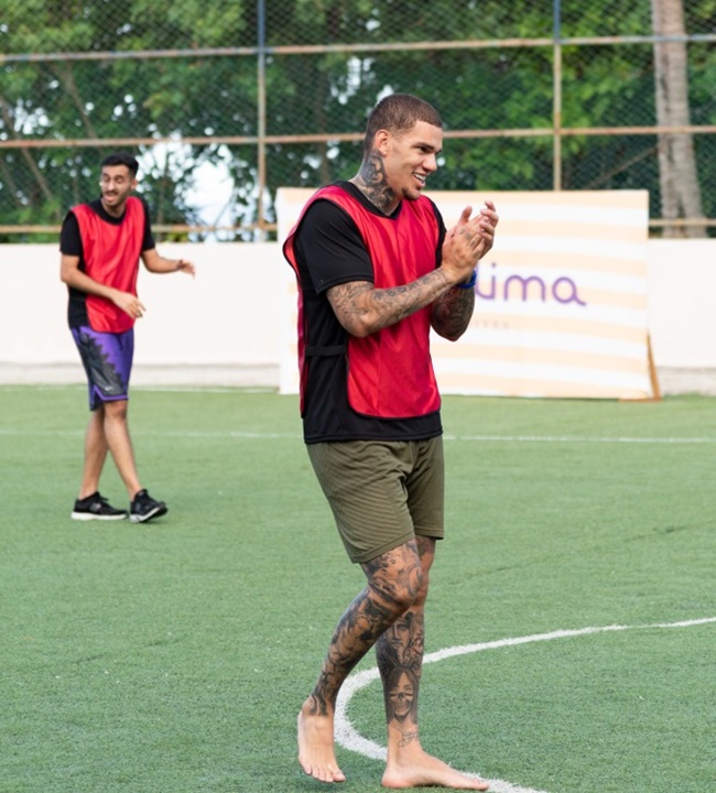 Ederson keeps fit in the Maldives playing barefoot on ‘world’s most stunning pitch’ with hotel guests - Bóng Đá