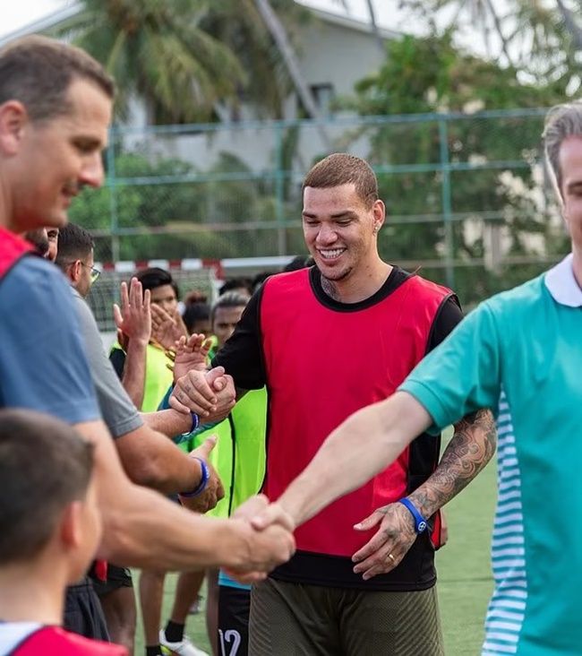 Ederson keeps fit in the Maldives playing barefoot on ‘world’s most stunning pitch’ with hotel guests - Bóng Đá