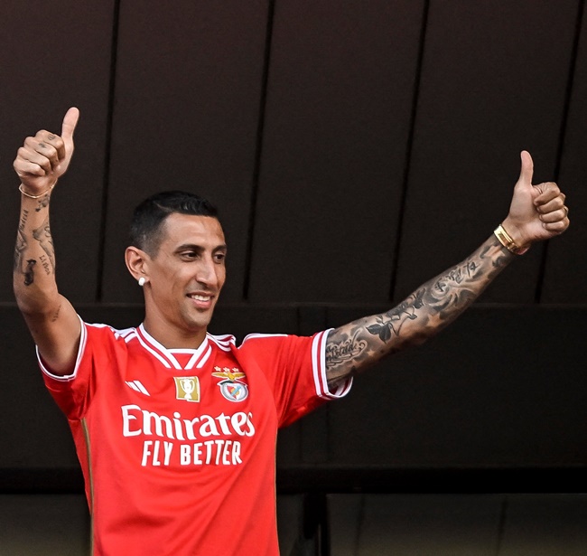 ANGEL DI MARIA received an incredible welcome after re-signing for Benfica - Bóng Đá
